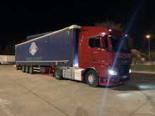 Fotografía tomada de noche de camión de Transfasatir